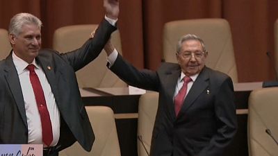 Raúl Castro junto al presidente de Cuba  Miguel Díaz-Canel