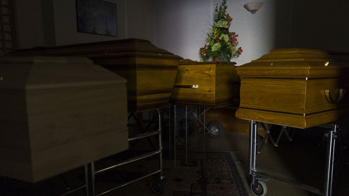Cercueils de victimes du Covid-19 dans les locaux d'une entreprise funéraire de Mulhouse, dans l'est de la France, le 5 avril 2021 