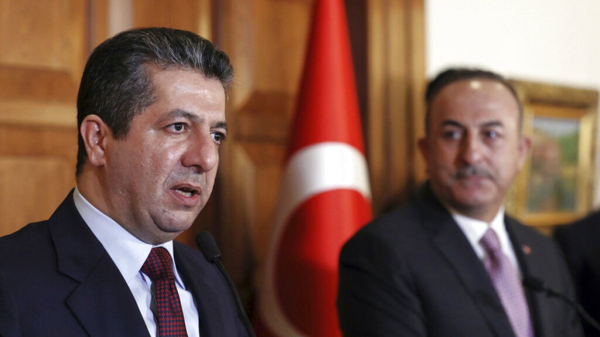 Irak Kürt Bölgesel Yönetimi (IKBY) Başbakanı Mesrur Barzani (solda), Türkiye Dışişleri Bakanı Mevlüt Çavuşoğlu (sağda) 