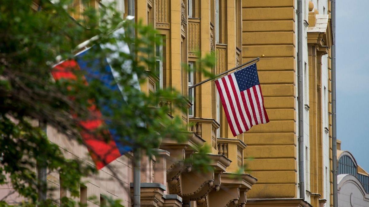 اهتزاز پرچم آمریکا و روسیه، ساختمان سفارت ایالات متحده در مسکو