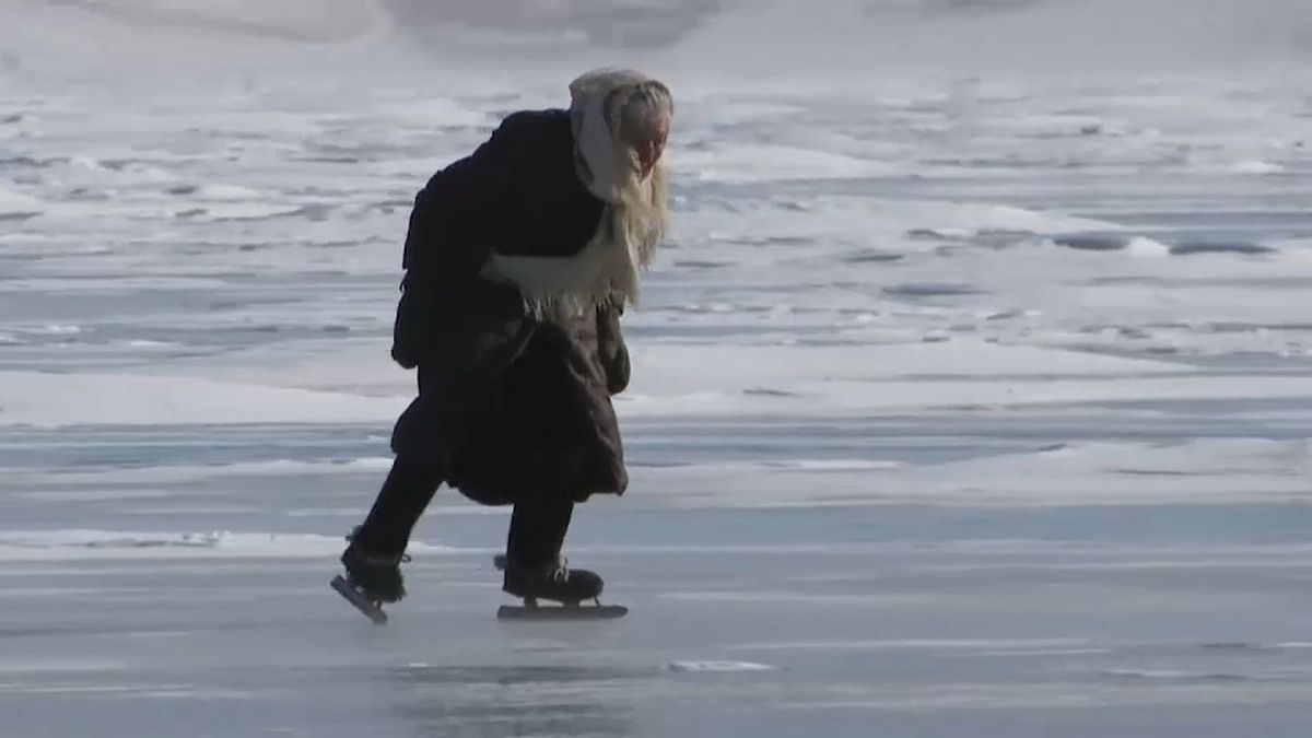 Ganz allein: 80-Jährige auf Schlittschuhen über den Baikalsee