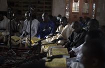 مسلمون ينشدون قصائد كتبها الشيخ أمادو بامبا خلال أول أيام شهر رمضان المبارك في مسجد مساليكول جنان في داكار- السنغال.