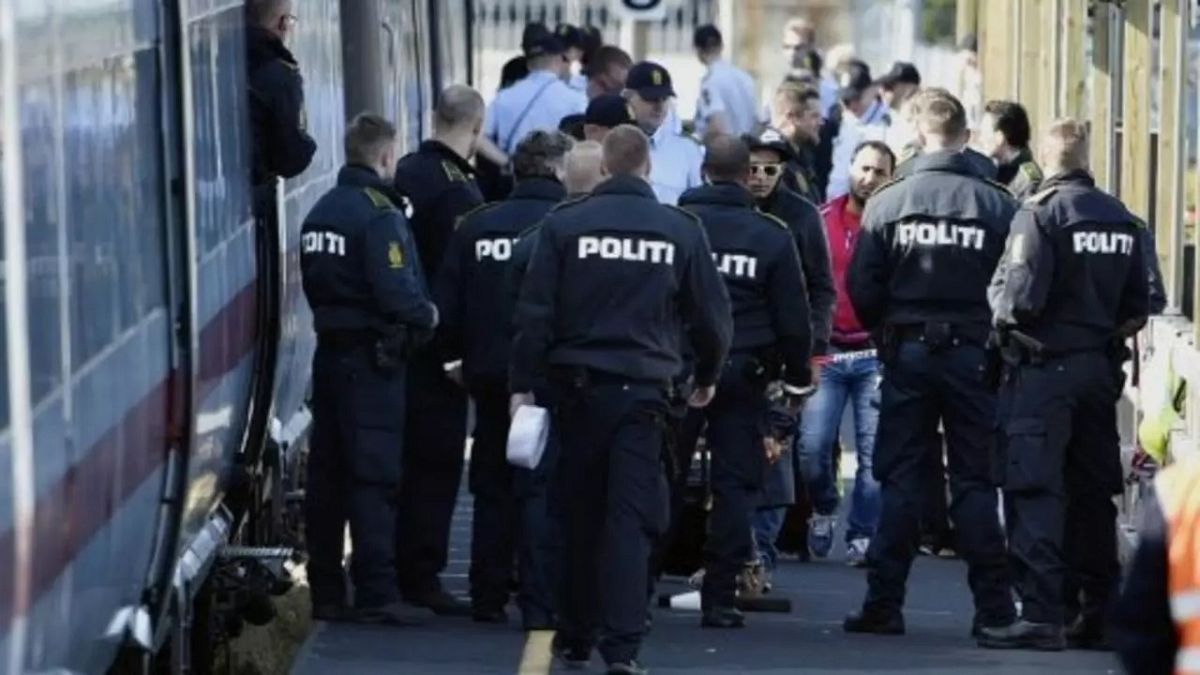 Danimarka polisi Iraklı ve  Suriyeli göçmenleri kontrol ediyor
