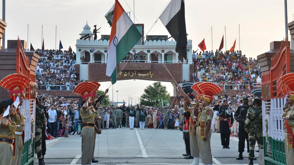 اهتزاز پرچم‌های هند و پاکستان در پاسگاه مرزی مشترک دو کشور به نام عطاری-واگاه، ۲۰۱۵ 