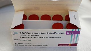Avrupa Birliği, İngiltere'yi Covid-19 aşılarının ihracatını bloke etmekle suçluyor