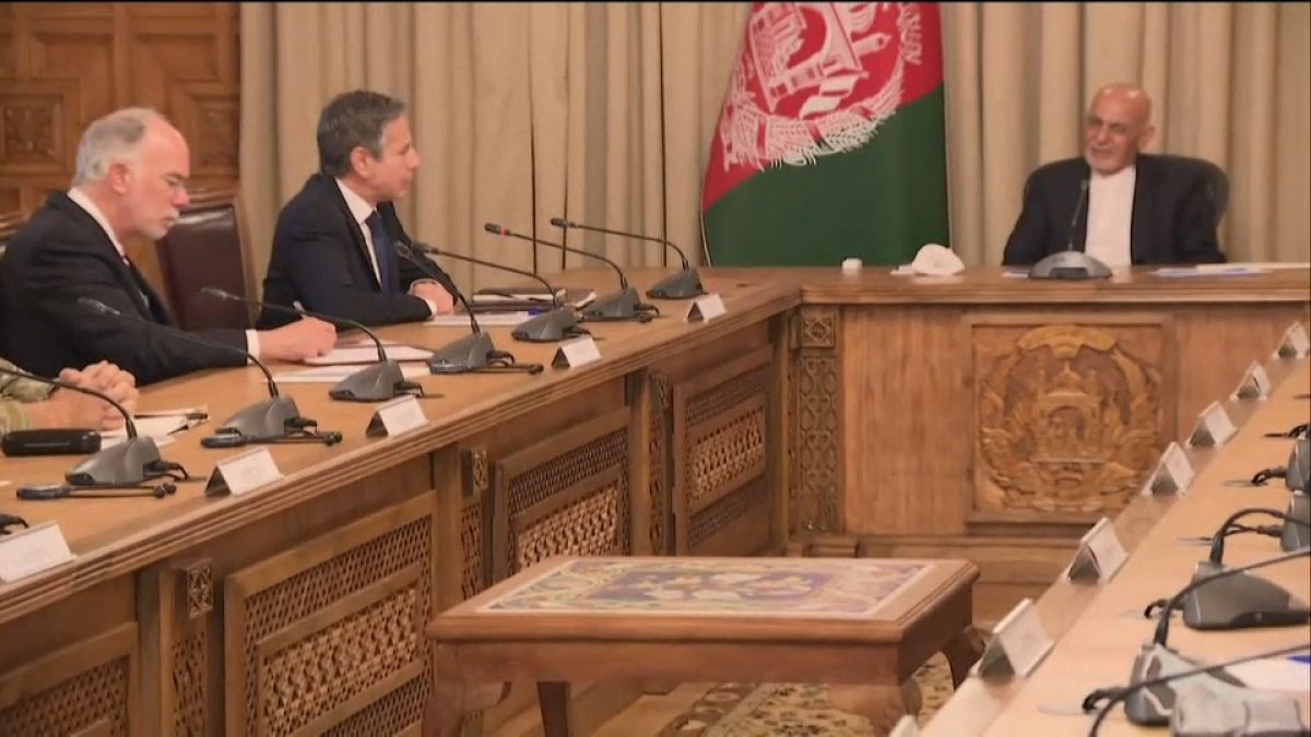 وزير الخارجية الأمريكي أنتوني بلينكين رفقة الرئيس الأفغاني أشرف غني في كابول 