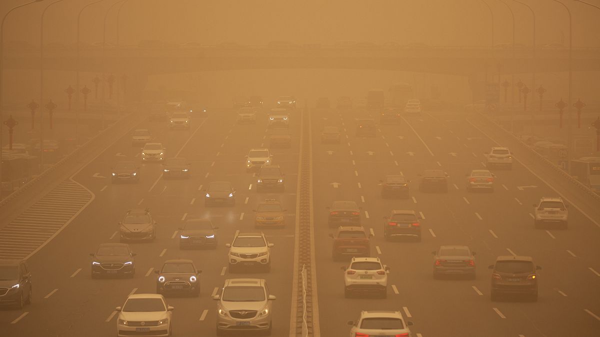 Şiddetli kum fırtınası altında kalan Çin'in başkenti Pekin'de gökyüzü sarı renge büründü 