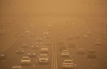 Şiddetli kum fırtınası altında kalan Çin'in başkenti Pekin'de gökyüzü sarı renge büründü 