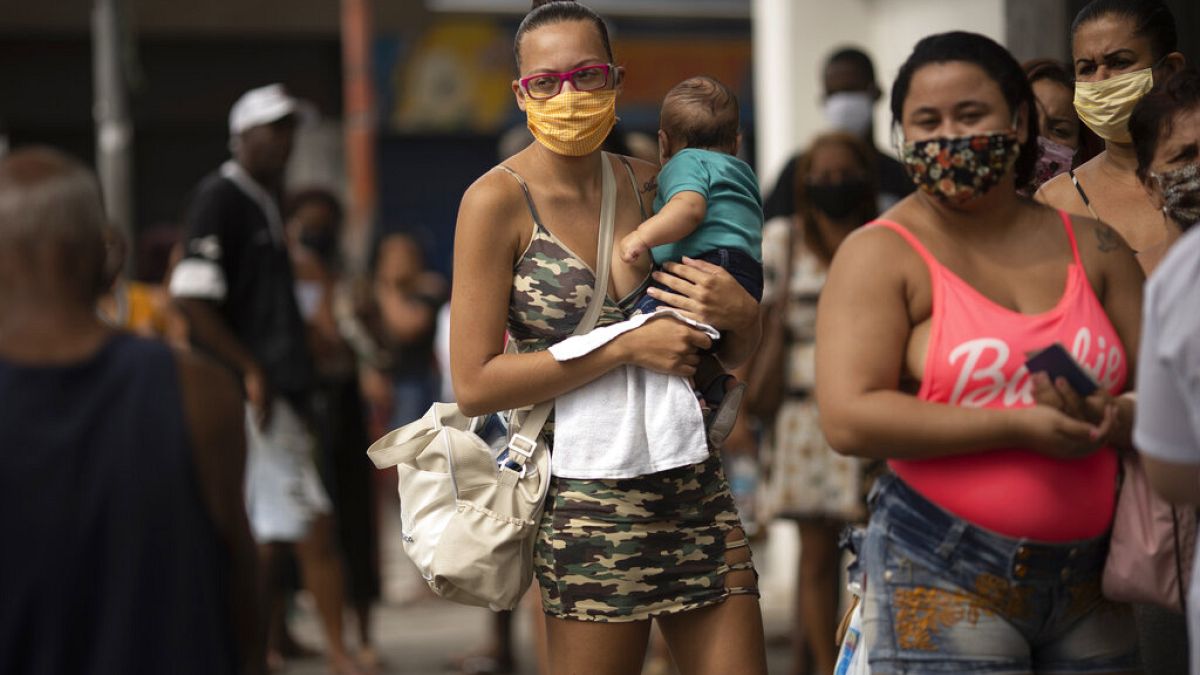 Nők várakoznak pénzügyi segélyre Rio de Janeiróban 