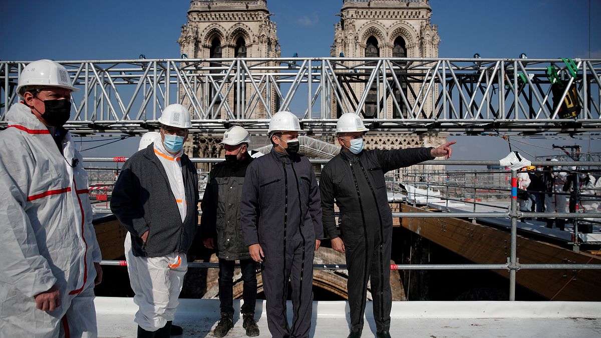 الرئيس الفرنسي إيمانويل ماكرون يزور موقع إعادة بناء سقف كاتدرائية نوتردام في باريس، بعد عامين من الحريق الذي أدى إلى انهيار البرج وتدمير جزء كبير من سطحها. 