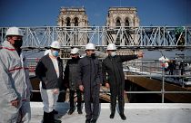 الرئيس الفرنسي إيمانويل ماكرون يزور موقع إعادة بناء سقف كاتدرائية نوتردام في باريس، بعد عامين من الحريق الذي أدى إلى انهيار البرج وتدمير جزء كبير من سطحها.