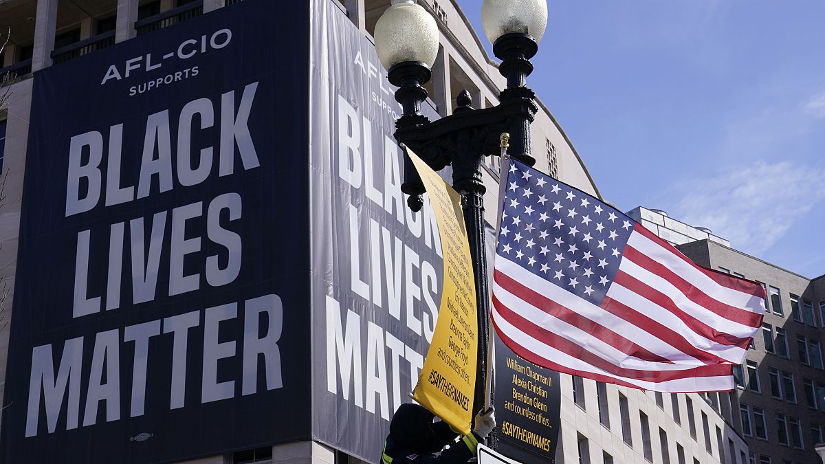 Un drapeau des États-Unis devant une affiche "Black Lives Matter" à Washington, le 19 mars 2021