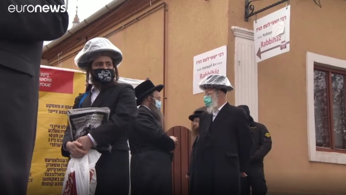 Ungheria: migliaia di ebrei ultra ortodossi sulla tomba del "rabbino dei miracoli"