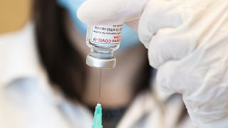 Bodák Lászlóné asszisztens előkészíti a moderna vakcinát