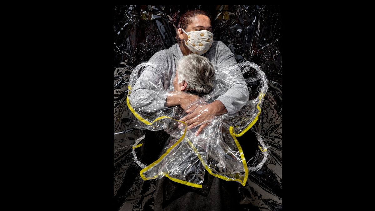 صورة "رمزية" عن عناق في زمن كورونا تفوز بجائزة "وورلد برس فوتو" 2021