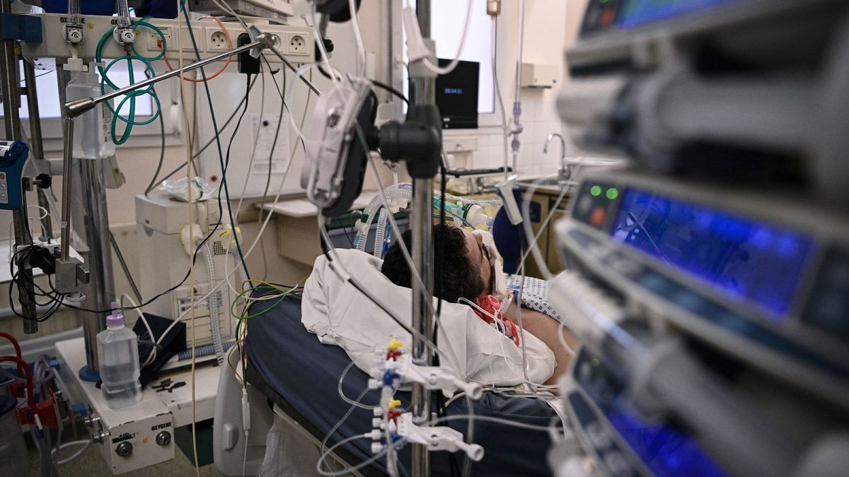 Un malade touché par une forme grave du Covid-19 pris en charge par les services de réanimation de l'hôpital de Bry-Sur-Marne, dans la région parisienne, le 15 avril 2021