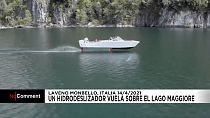 El hidrodeslizador "volador" surca las olas en el Lago Maggiore