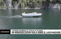 El hidrodeslizador "volador" surca las olas en el Lago Maggiore
