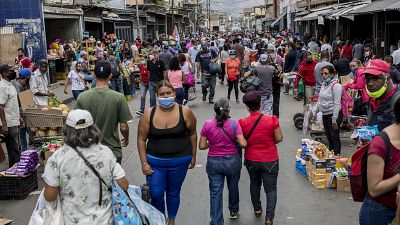 سوق مزدحم في حي كاتيا في كاراكاس- فنزويلا