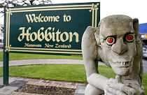 Yeni Zelanda'da bulunan Hobbiton şehrinden bir kare. Fotoğrafta Yüzüklerin Efendisi filminin ünlü karakterlerinden Gollum'un heykeli bulunuyor.