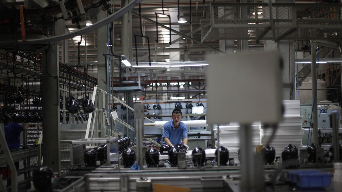 Çin'in başkenti Pekin'de bir fabrikada çalışan işçi (arşiv) 
