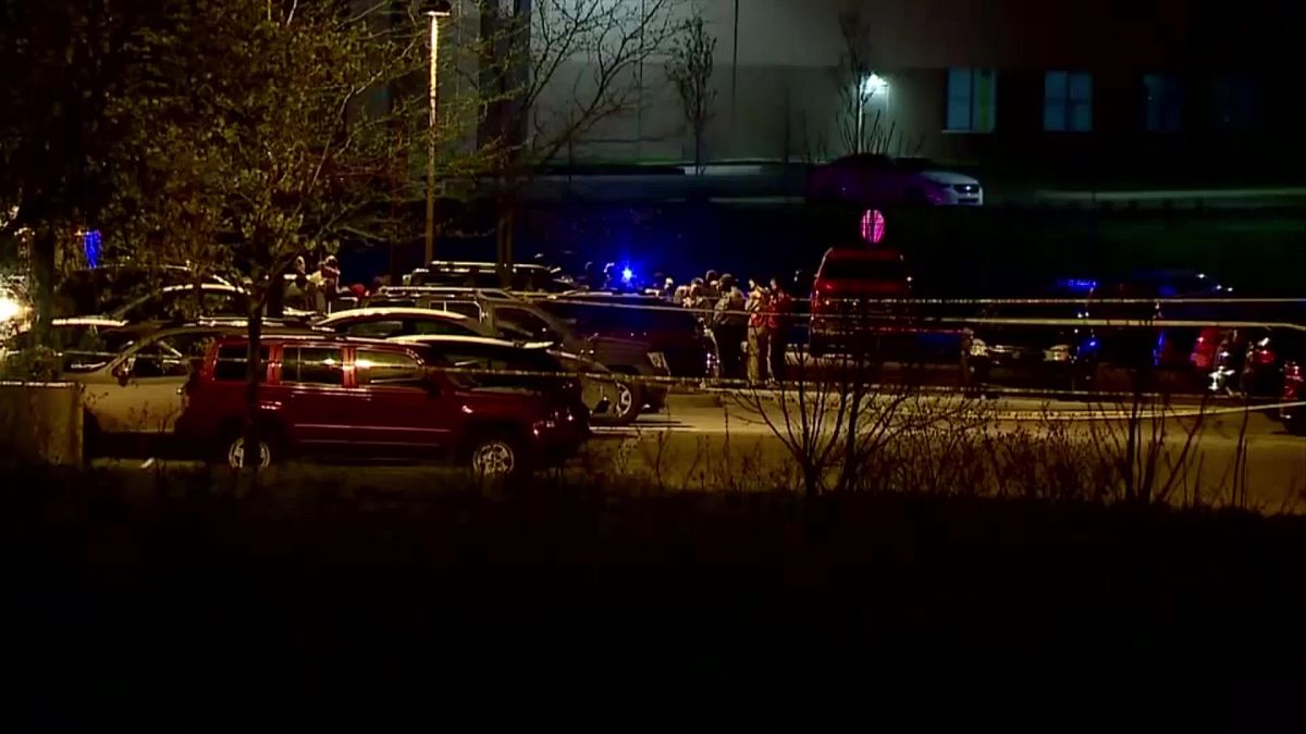 La police et les secours sur les lieux de la fusillade qui a éclaté à Indianapolis, le 16 avril 2021, dans un entrepôt non loin de l'aéroport de la ville  