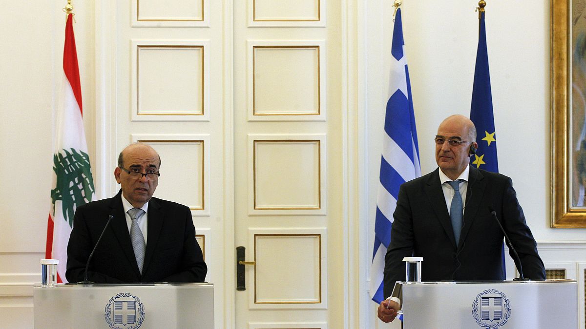 Ο υπουργός Εξωτερικών του Λιβάνου, Charbel Wehbe  μιλά δίπλα στον υπουργό Εξωτερικών της Ελλάδας Νίκο Δένδια 