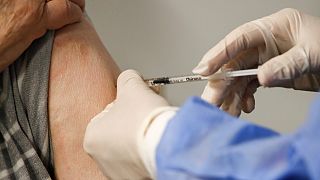 AstraZeneca vakcinával oltanak be egy embert Bécsben 2021. április 9-én