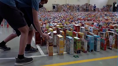 Florida: Dominó de caixas de cereais homenageia funcionário escolar