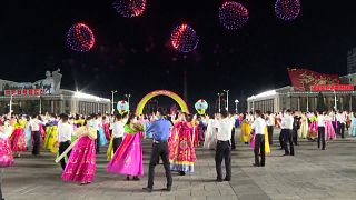 رقص جمعی در پیونگ‌یانک به مناسب تولد کیم ایل سونگ
