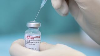 A nurse draws up the vaccine of the manufacturer Moderna against the coronavirus.