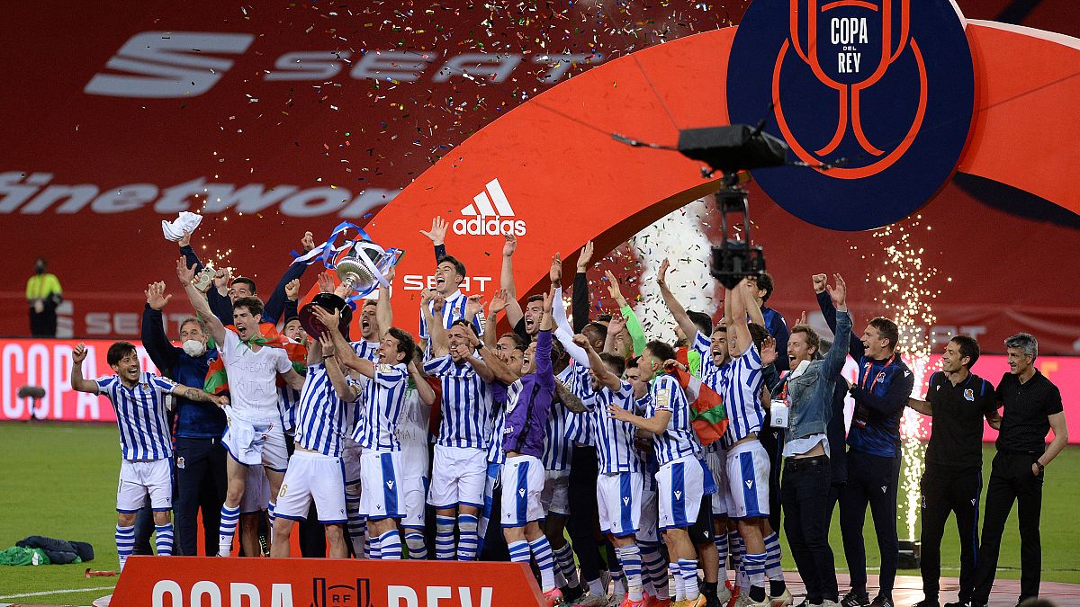 يحتفل لاعبو ريال سوسيداد بالكأس بعد فوزهم في نهائي كأس الملك الإسباني 2020 (كأس الملك) بين أتليتيك بيلباو وريال سوسيداد في ملعب لا كارتوجا في إشبيلية في 3 أبريل 2021.