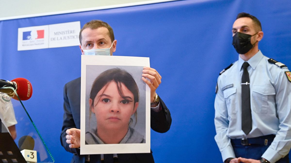 Der französische Staatsanwalt Nicolas Heitz hält ein Porträt der vermissten Mia Montemaggi während einer Pressekonferenz in Epinal