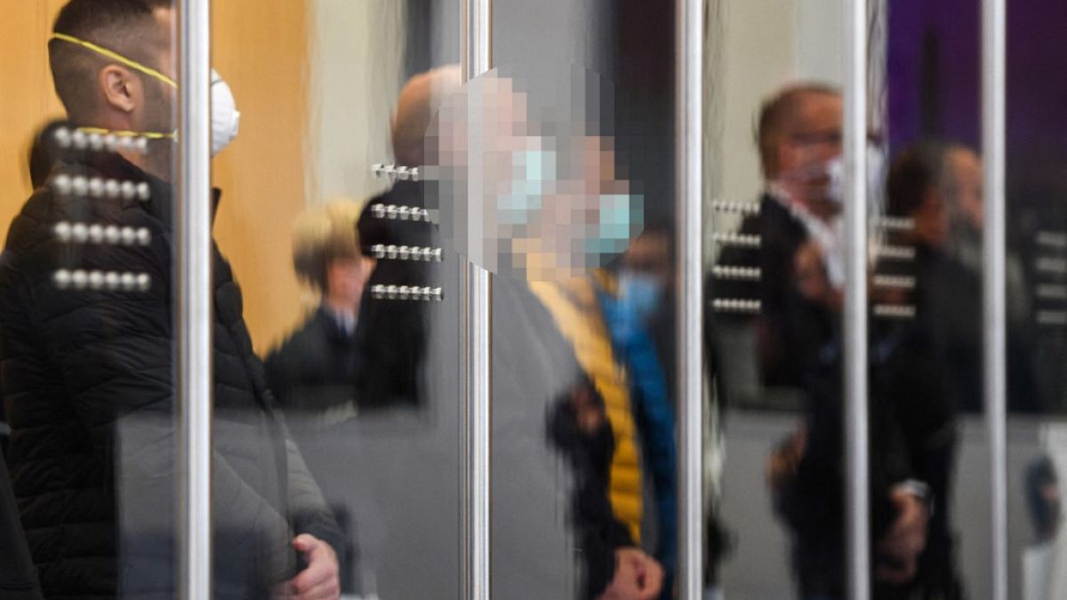 صورة من الارشيف - أعضاء من جماعة كالابريا مافيا 'ندرانغيتا' في قاعة المحكمة قبل بدء محاكمتهم في دوسلدور، غرب ألمانيا في 2020