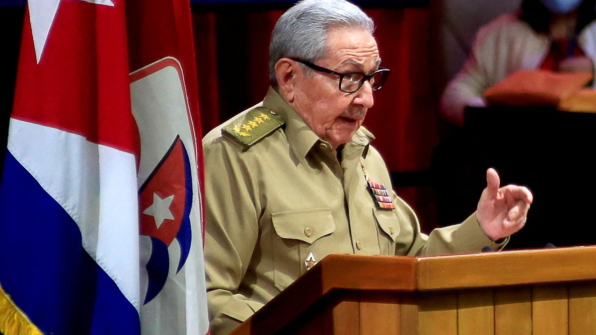  راؤول كاسترو  يتحدث خلال الجلسة الافتتاحية للمؤتمر الثامن للحزب الشيوعي الكوبي في قصر المؤتمرات في هافانا، 16 أبريل 2021.