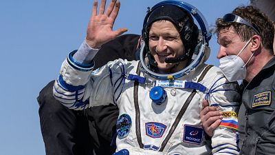 El cosmonauta Sergey Kud-Sverchkov es ayudado a salir de la nave espacial Soyuz MS-17 tras aterrizar en una zona cerca de la ciudad de Zhezkazgan, Kazajistán, el 17 de abril.