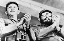 راوول كاسترو على اليسار وشقيقه فيدل على اليمين في سانتياغو. 1964/07/24