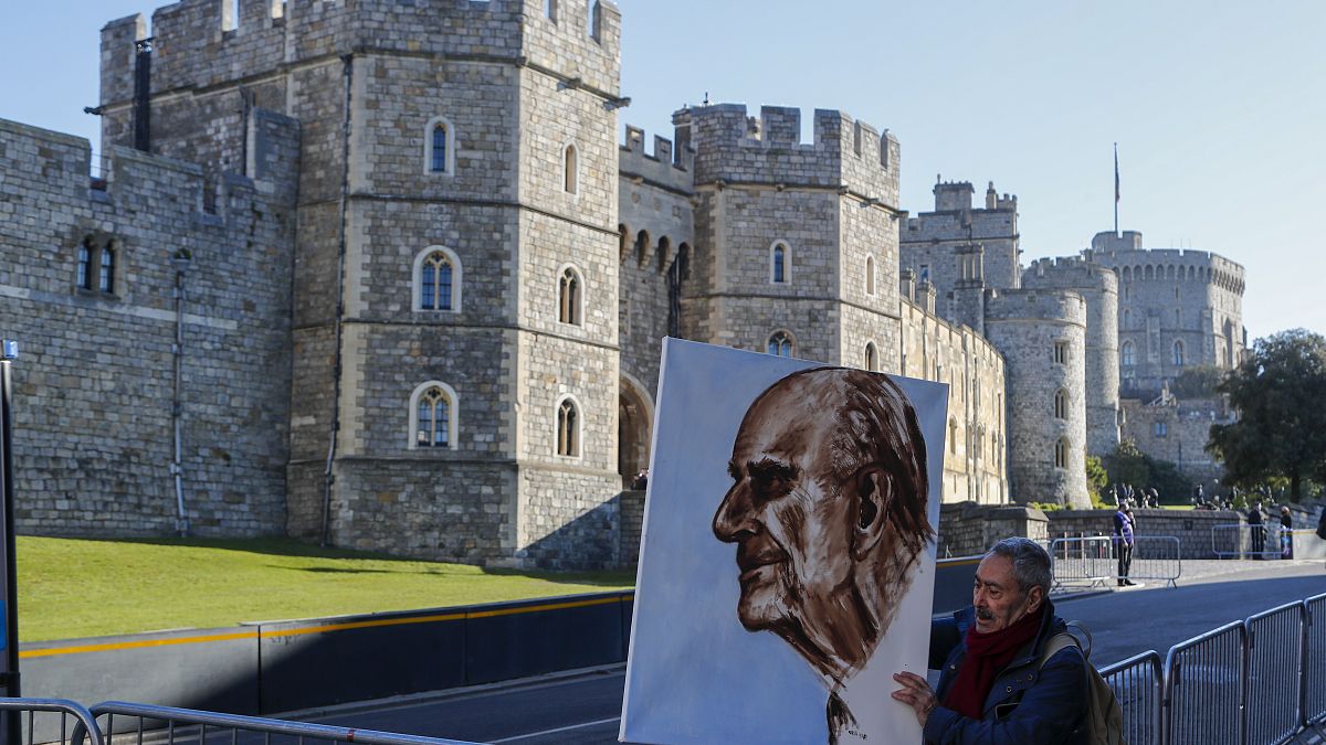 الفنان كايا مار يحمل لوحة فنية للأمير فيليب قبيل الجنازة في ويندسور في إنجلترا. 2021/04/17