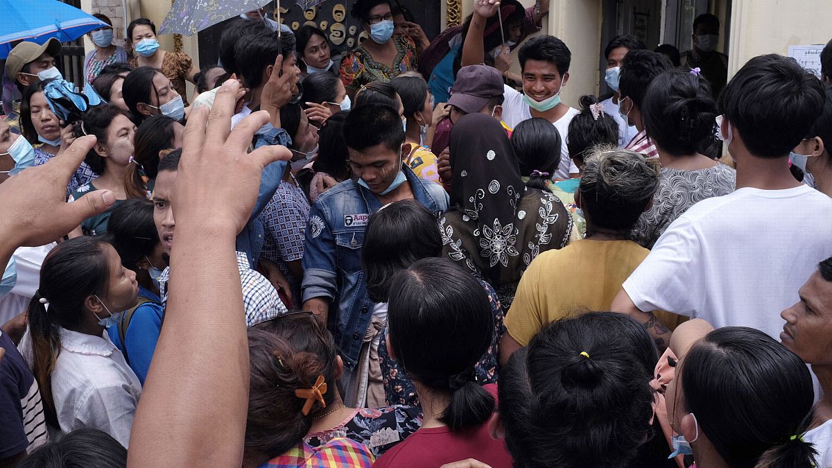 Un hombre recibido por la multitud tras ser liberado de la prisiàon de Insein en Yangun