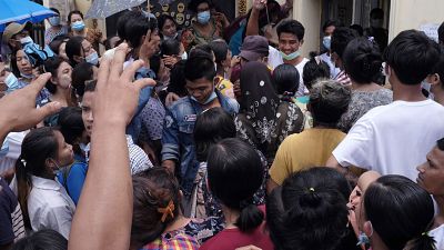 Un hombre recibido por la multitud tras ser liberado de la prisiàon de Insein en Yangun
