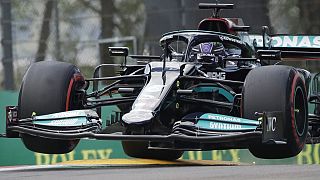 Lewis Hamilton autója a levegőben az imolai F1 pályán