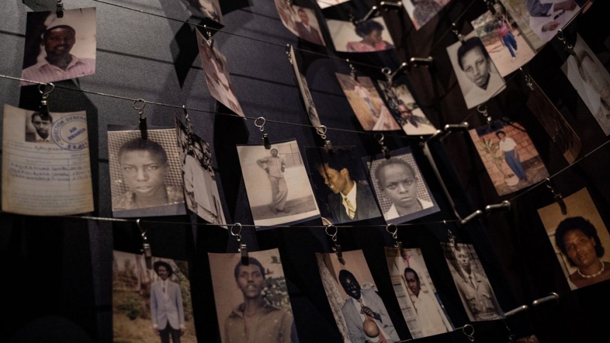 عرض لصور الضحايا في النصب التذكاري للإبادة الجماعية - كيغالي ، رواندا،  أبريل 2021