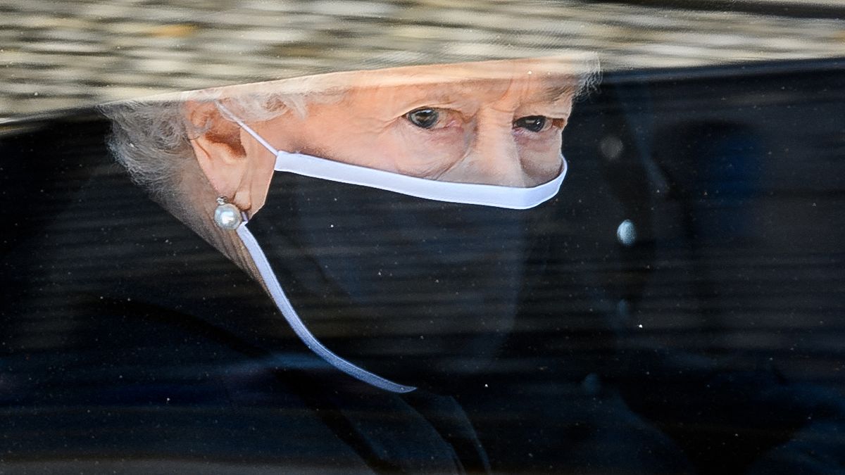 ملكة بريطانيا إليزابيث الثانية خلال موكب جنازة الأمير فيليب، 17 أبريل 2021