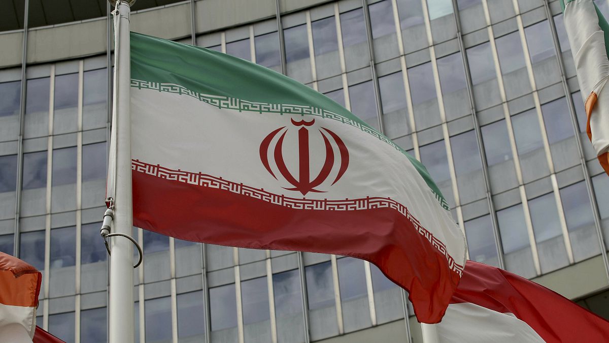 پرچم ایران در بیرون ساختمان آژانس بین‌المللی انرژی اتمی