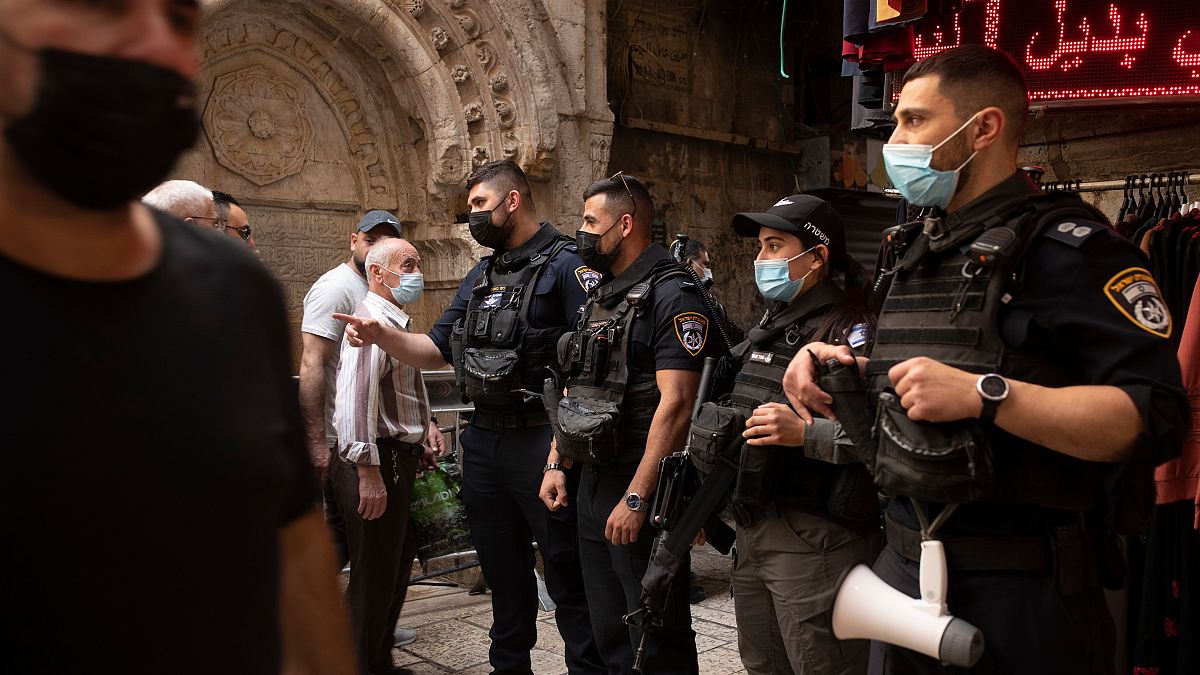 الشرطة الإسرائيلية تنصب الحواجز الامنية عند مداخل البلدة القديمة في الجمعة الاولى من شهر رمضان. 16/04/2021