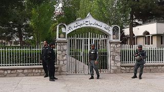 عدد من أفراد الأمن الأفغاني أمام مسجد تعرض للهجوم بالعاصمة كابول. 12/06/2020