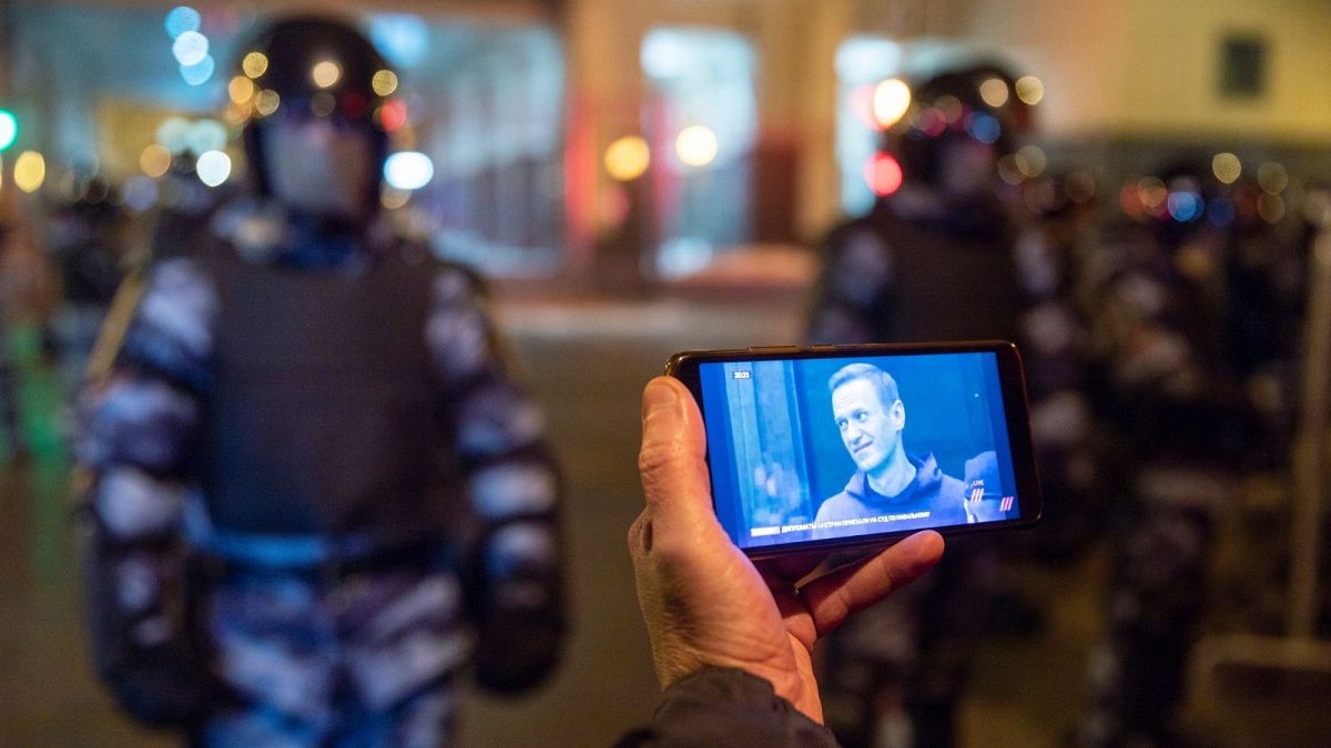 حامیان الکسی ناوالنی در مقابل نیروهای پلیس روسیه