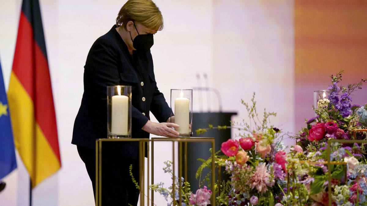 La chancelière allemande Angela Merkel porte une bougie en hommage aux victimes du Covid-19 dans le pays, Berlin, Allemagne, le 18 avril 2021