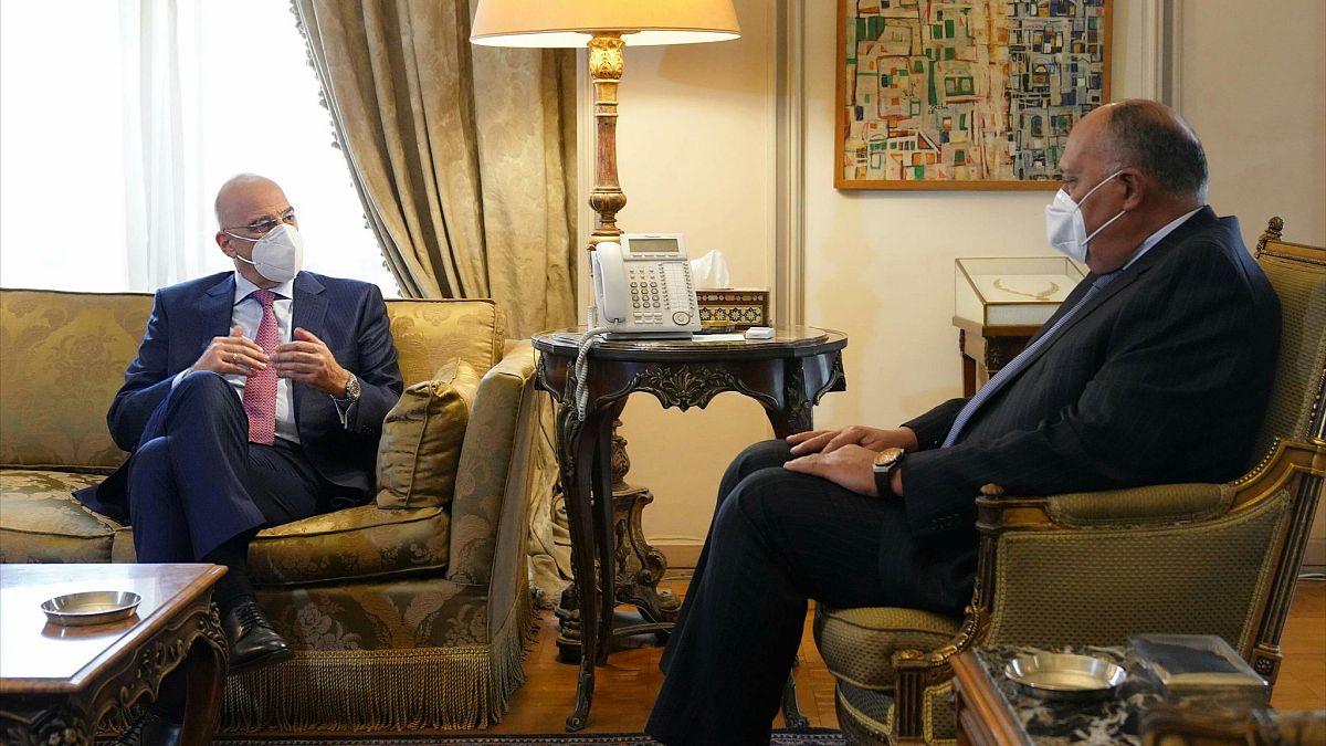Ο Έλληνας υπουργός Εξωτερικών συνομιλεί στο Κάιρο με τον Αιγύπτιο ομόλογό του