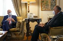 Ο Έλληνας υπουργός Εξωτερικών συνομιλεί στο Κάιρο με τον Αιγύπτιο ομόλογό του